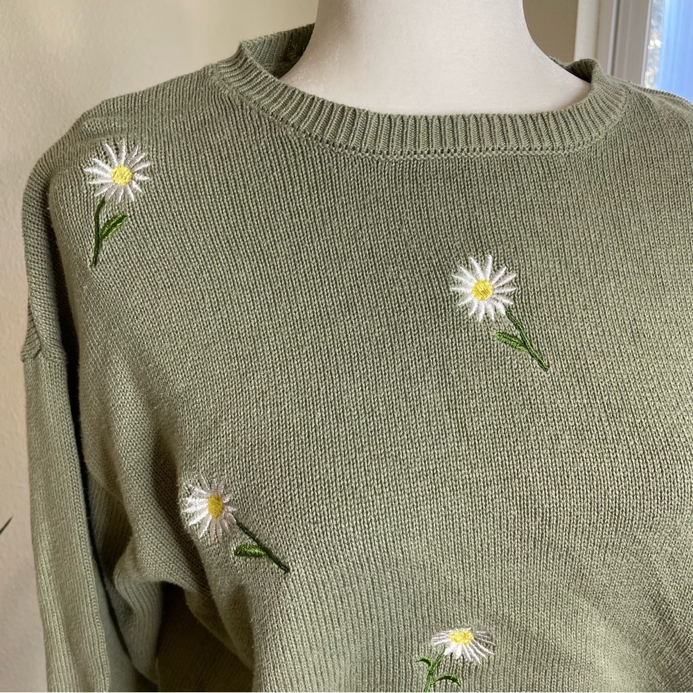 Sweet daisy flower embroidered sweater from H&M size medium